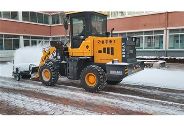 魯宇重工惠民助教 義務(wù)除雪 情暖校園！